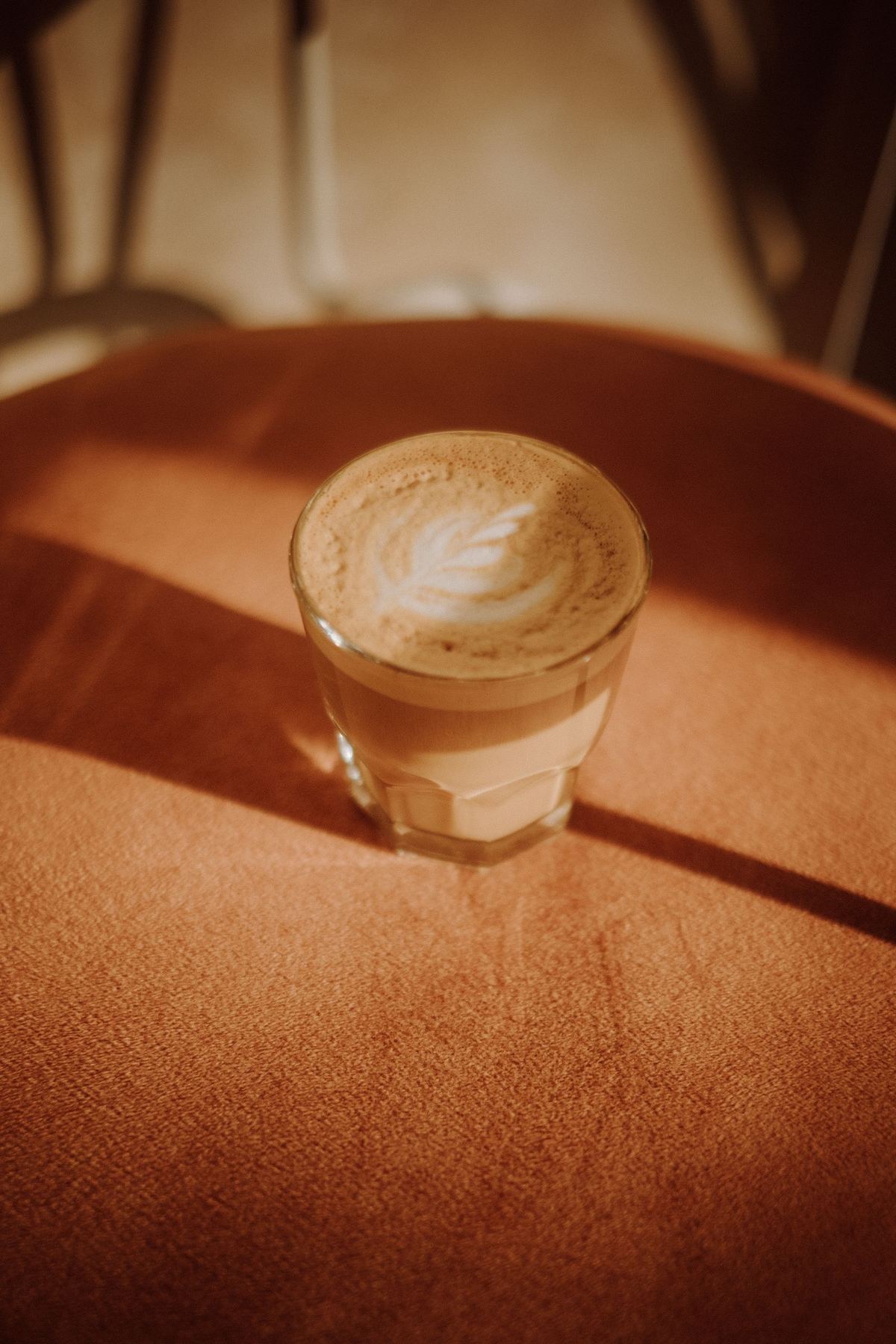 Café con arte latte en una mesa de madera