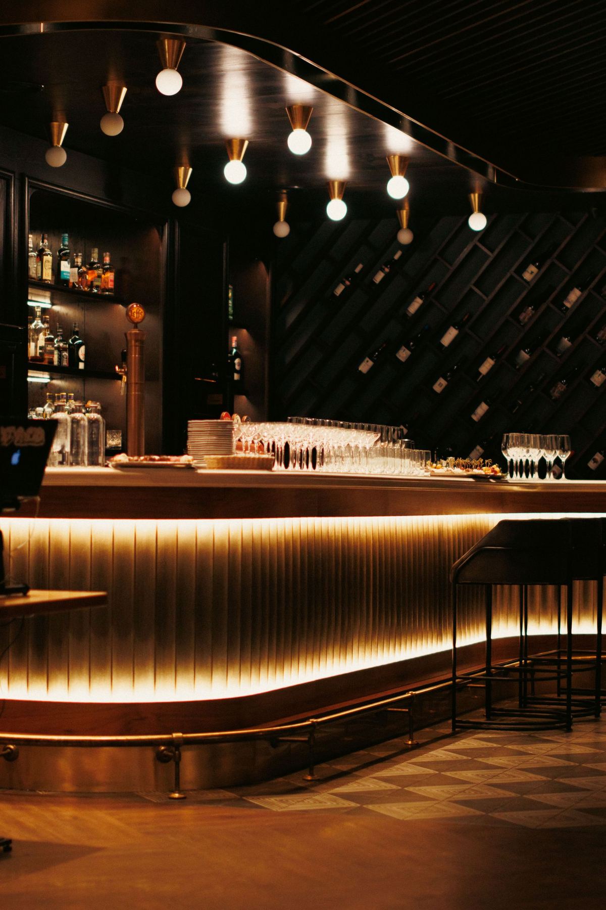 Barra de un bar con iluminación cálida