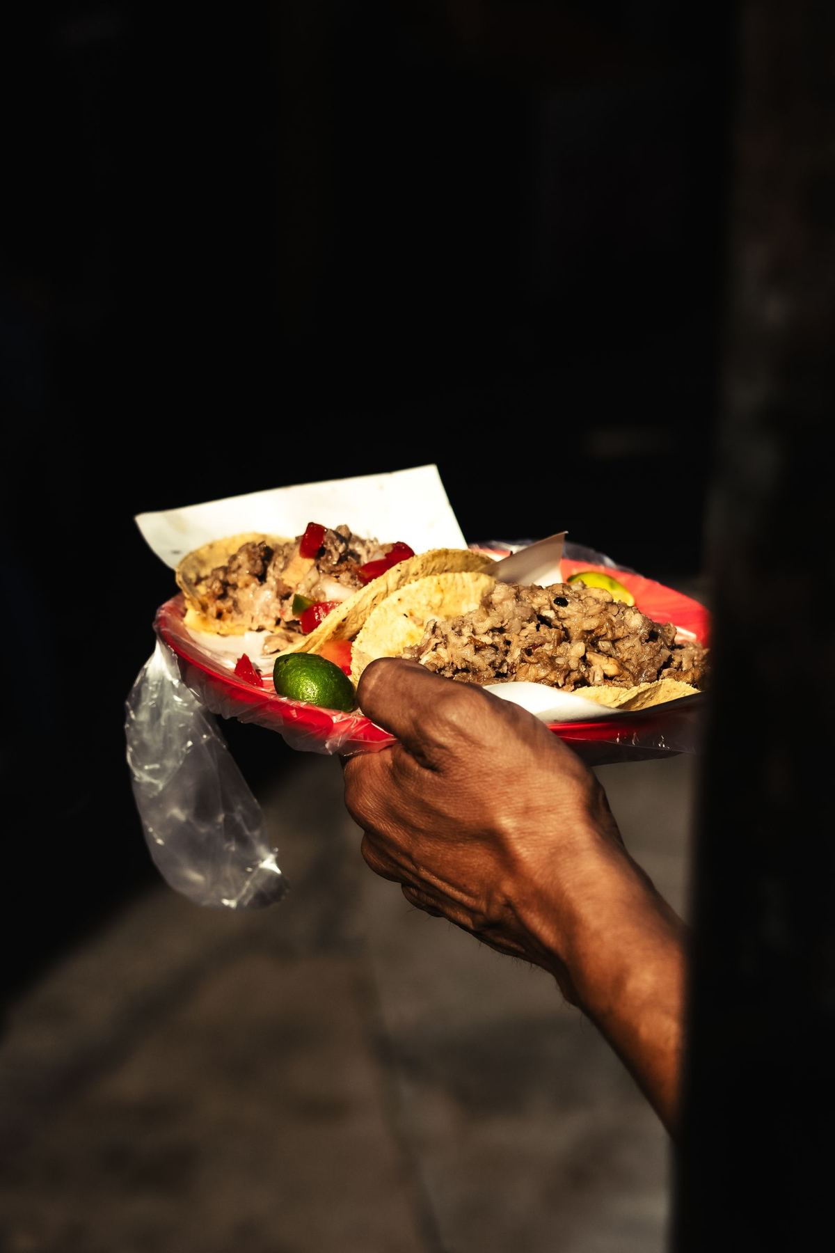 Plato de tacos callejeros mexicanos